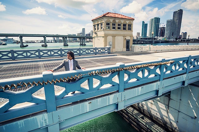 FIU Honors students tour the Brickell Bridge