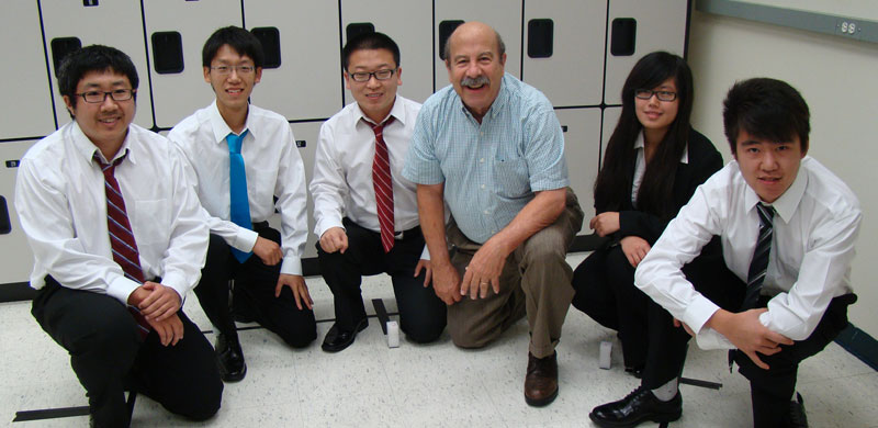 Dr. Gustavo Roig and FIU students